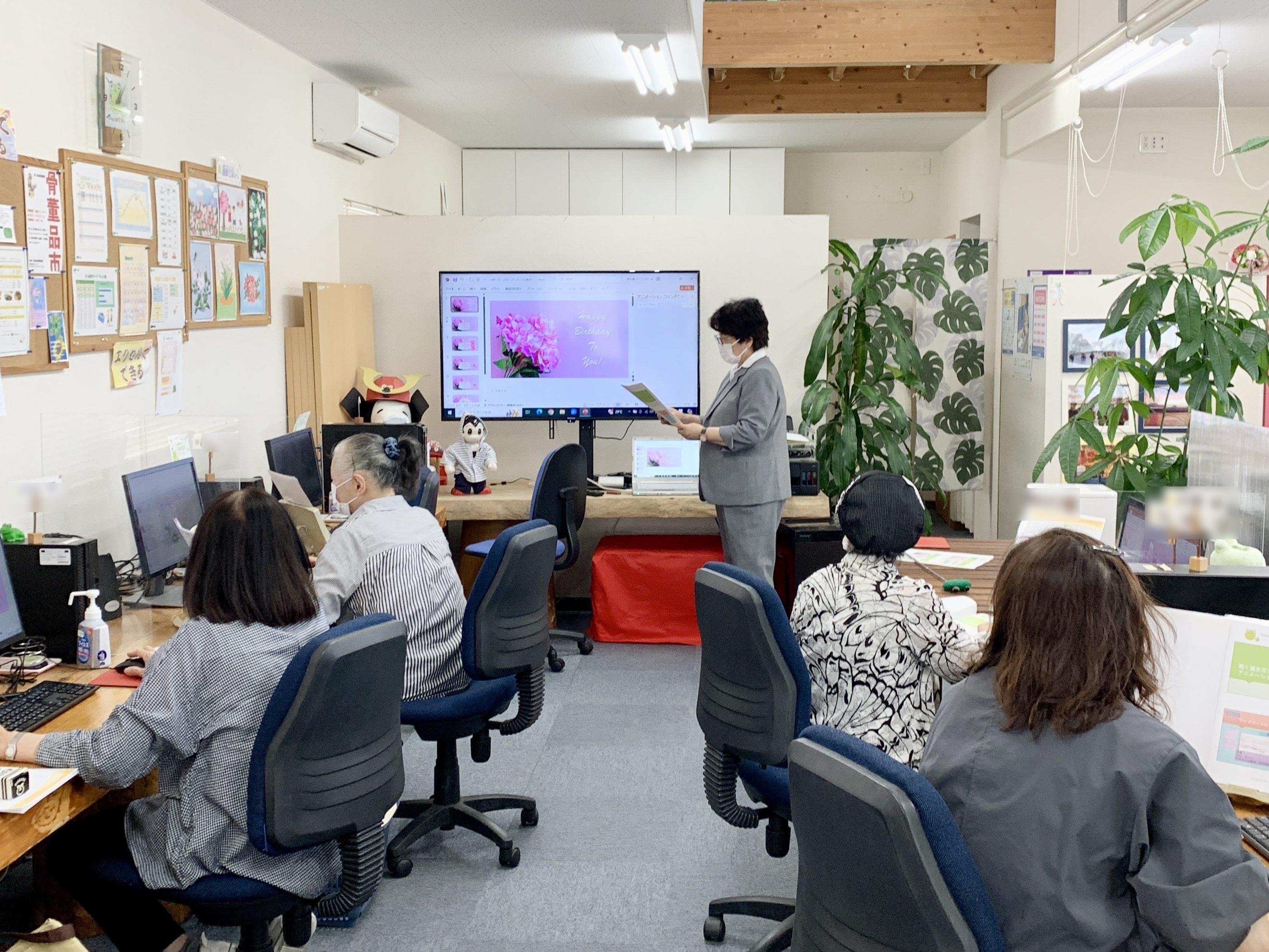 会話のある明るく親しみやすい教室風景